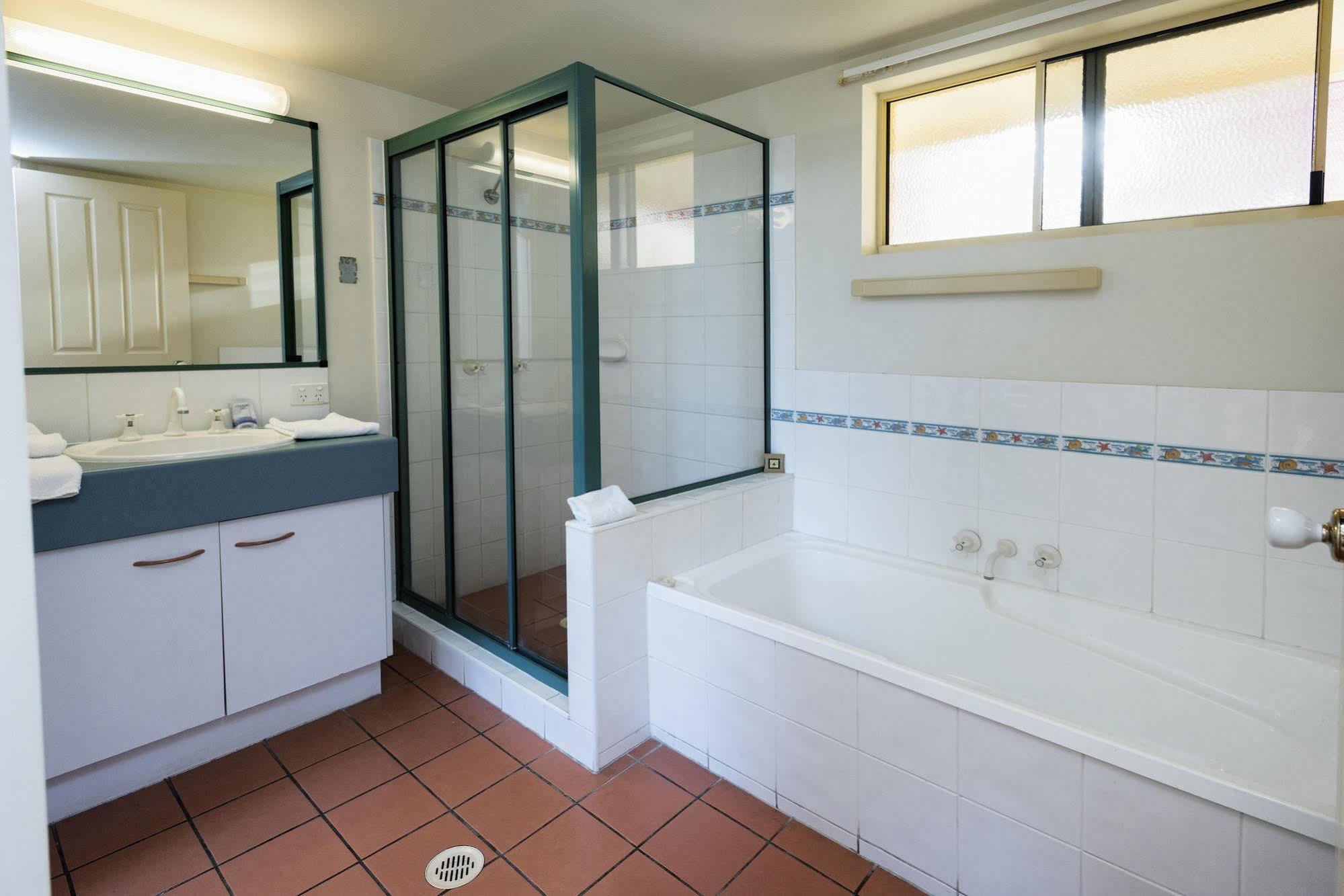 Alexander Beachfront Apartments Hervey Bay Exterior foto