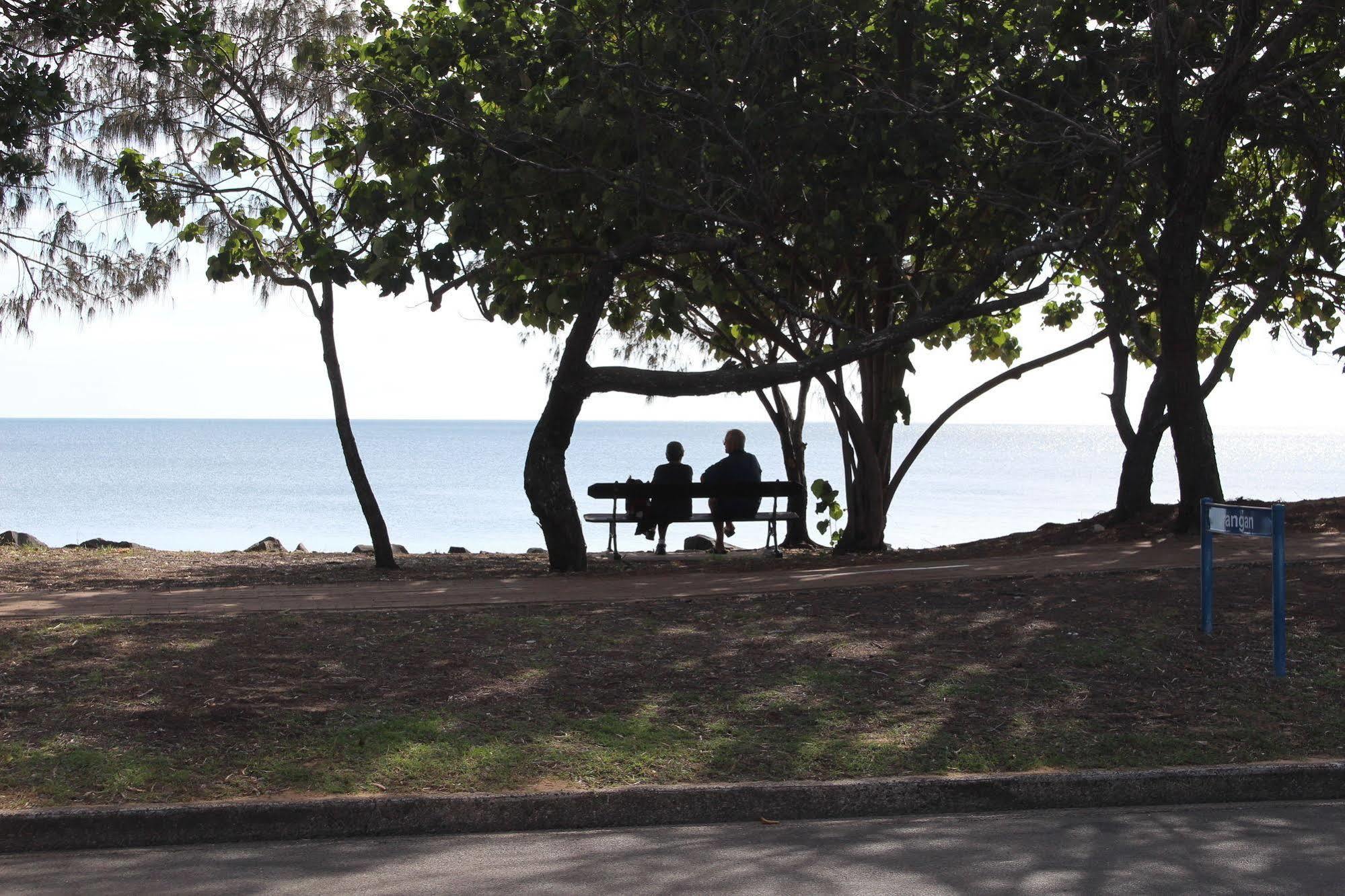 Alexander Beachfront Apartments Hervey Bay Exterior foto